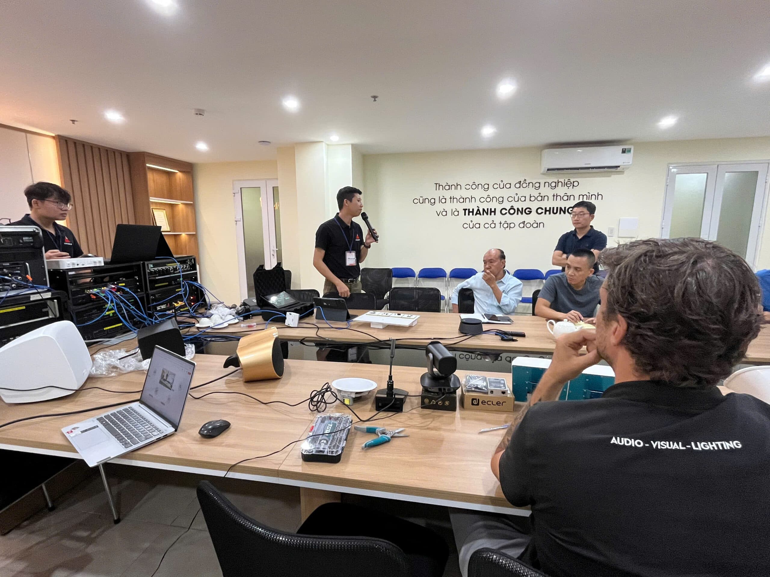 A Liza dealer showcased a wireless meeting room system in Phu Quoc